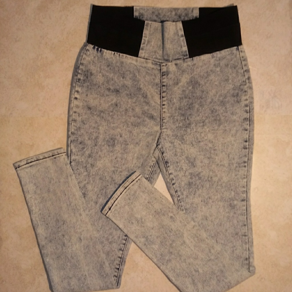 ADRIANA JEANS BY LAMASINI
Hight Waist Acid Wash